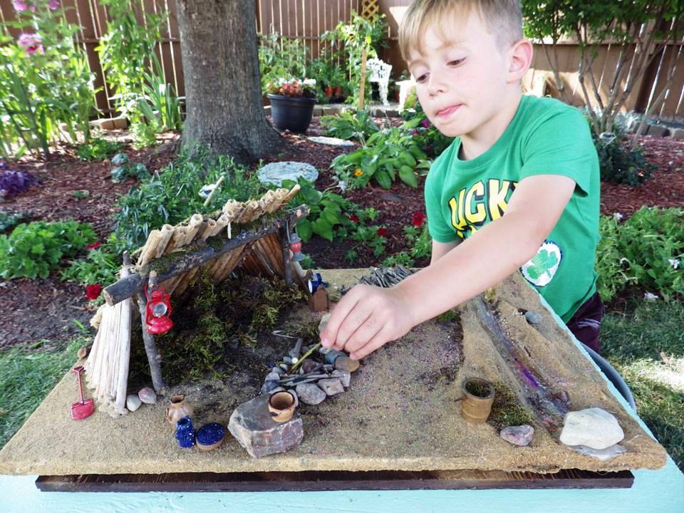 BOY BUILDING MINIATURE