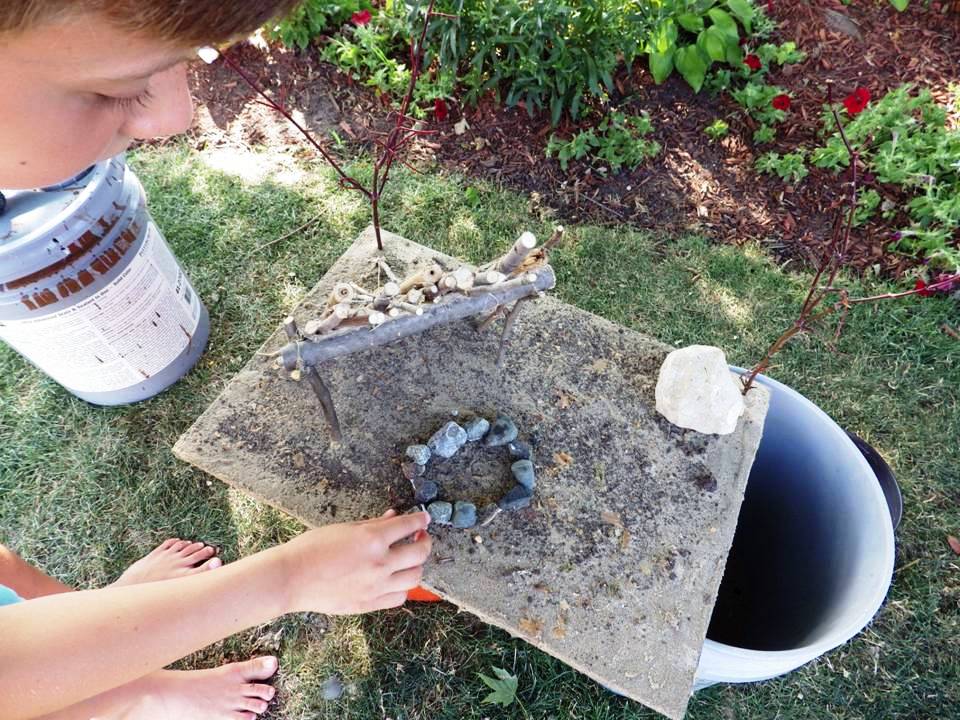 BOY BUILDING MINIATURE FIRE RING