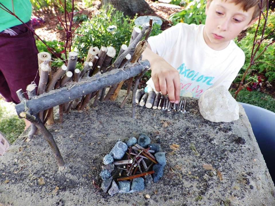 BOY BUILDING MINIATURE