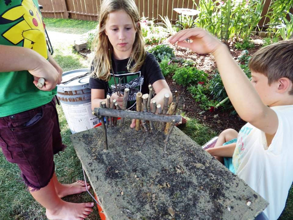 KIDS BUILDING MINIATURE