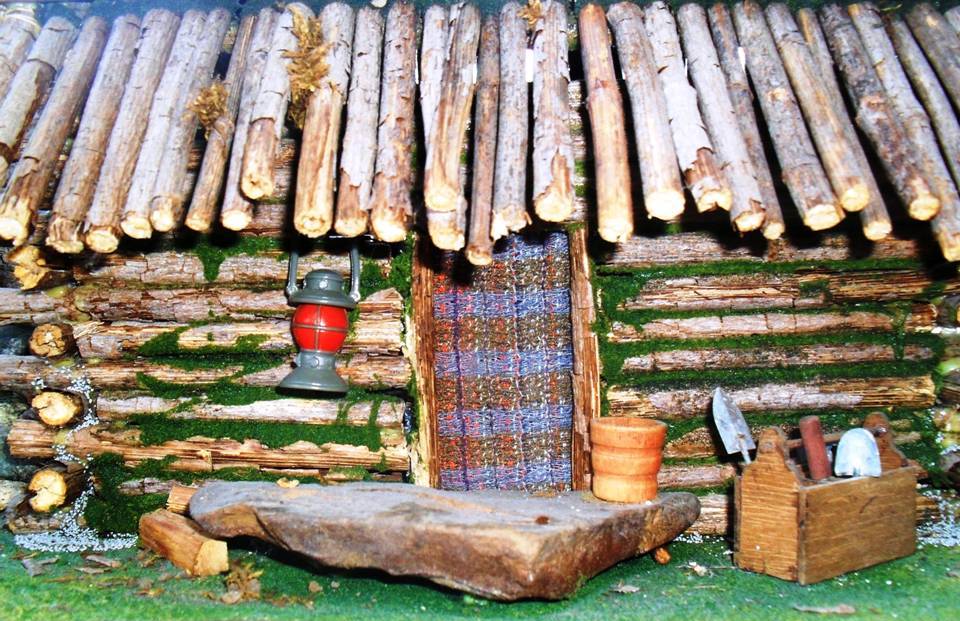 MINIATURE LOG CABIN